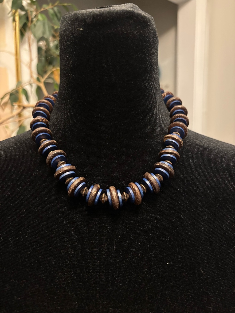 Choker with wood saucers, blue discs, brass beads